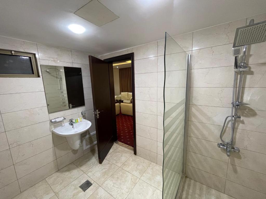 Madison Hotel Amman Bagian luar foto
