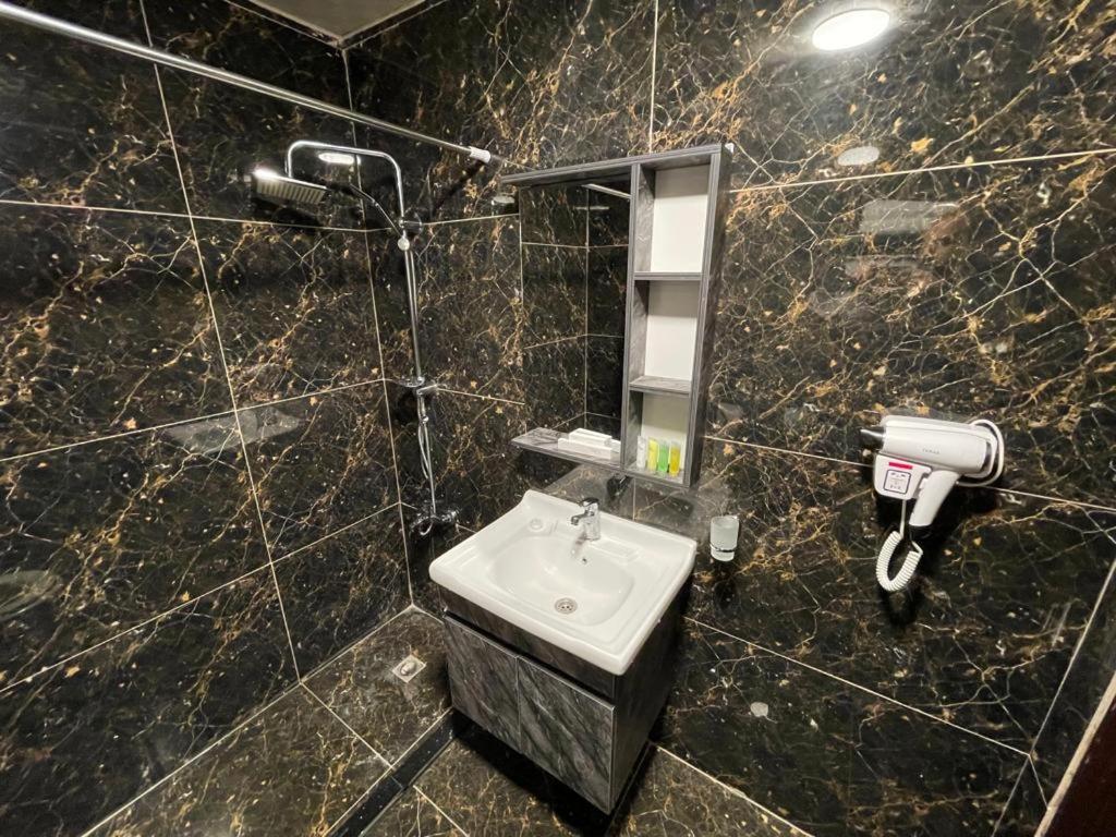 Madison Hotel Amman Bagian luar foto