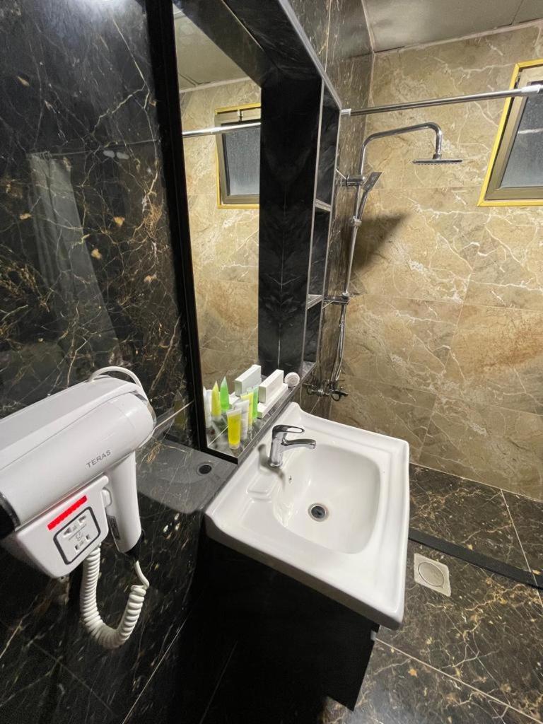 Madison Hotel Amman Bagian luar foto